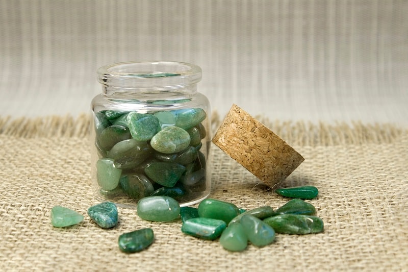 pierres aventurine verte dans un pot