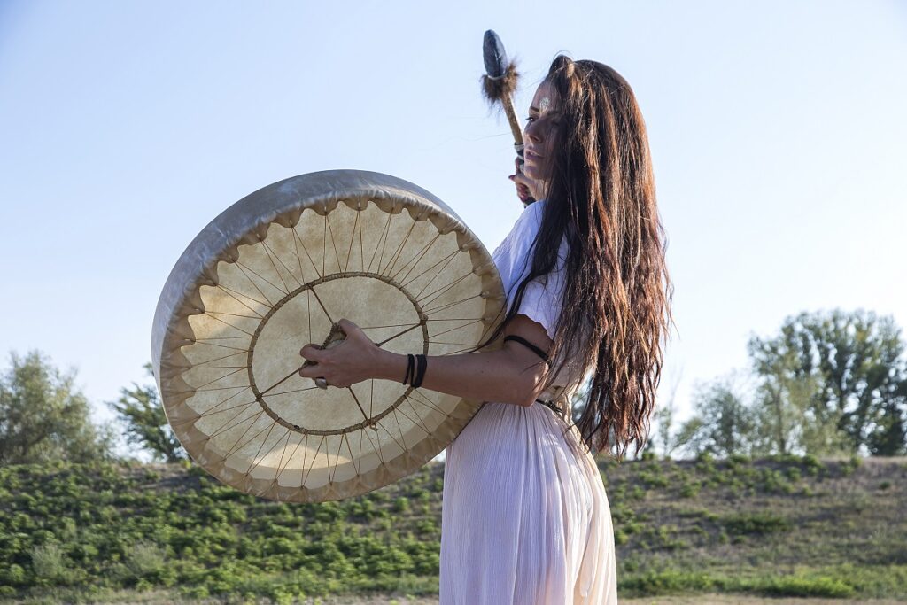 femme joue tambour chamanique