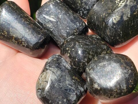 pierres de jaspe noir